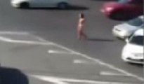 Kiev'de bir kadın çırılçıplak caddede dolaştı