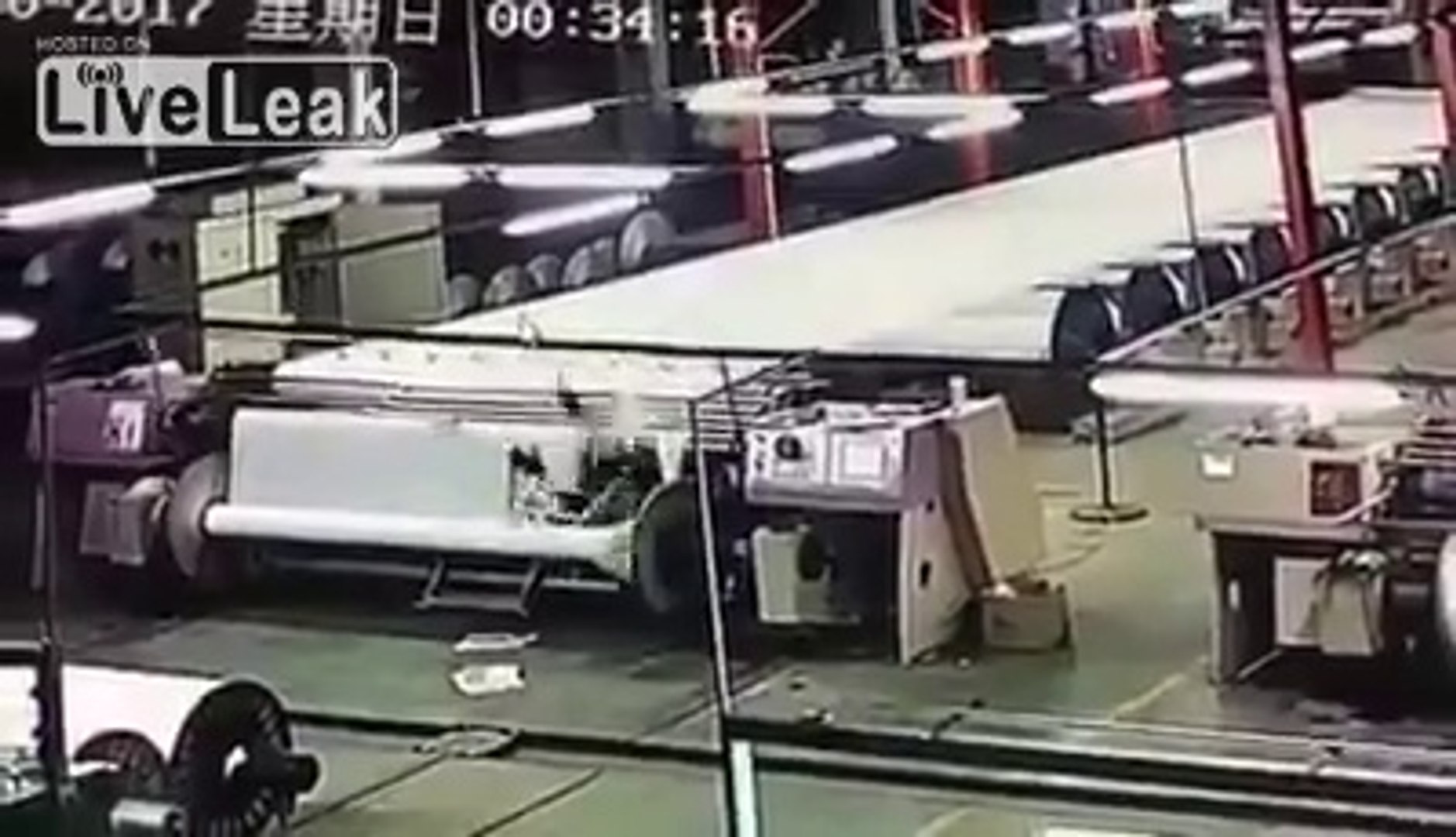 Un employé aspiré dans les rouleaux géants d'une usine de papier en Chine !  - Vidéo Dailymotion