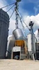 Un silo de maïs s'explose après qu'il s'est écroulé !