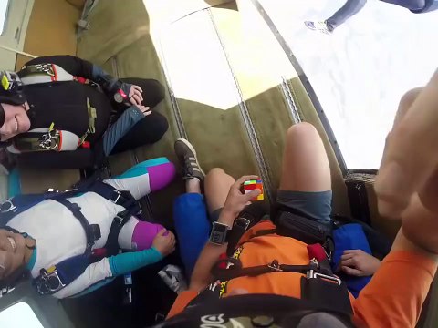 Un parachutiste en train de résoudre un Rubik’s Cube dans les airs !
