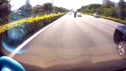 Un couple s'encastre dans une voiture arrêtée