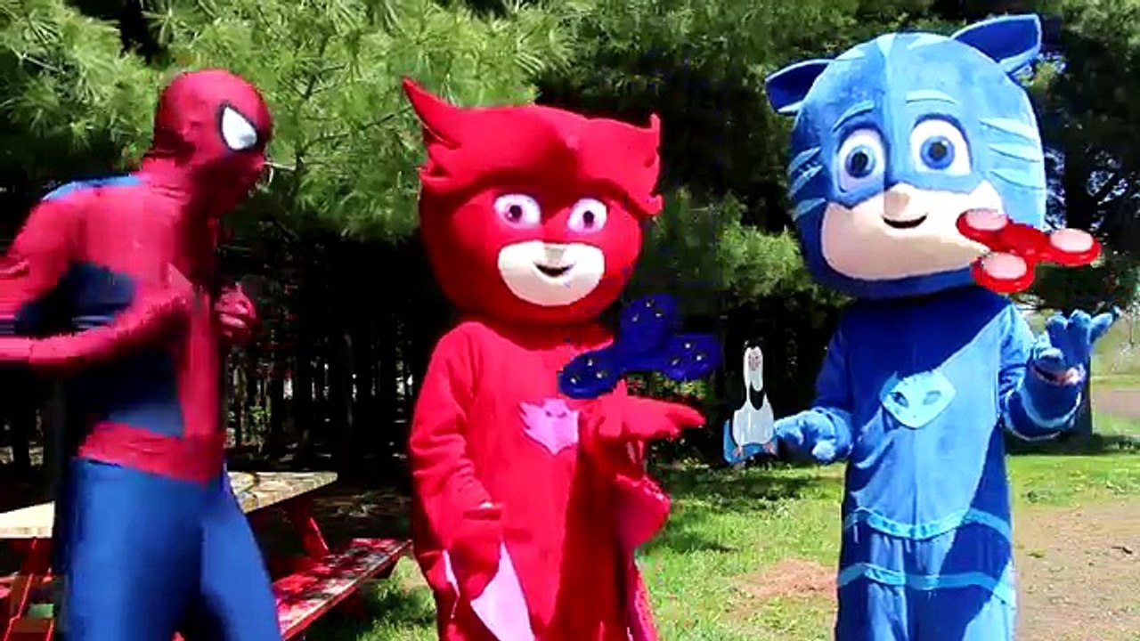 Spiderman Fidget Spinner TOY! Playing Finger Fidget Spinners Tricks Toys Superheroes in Re