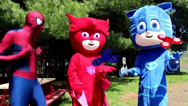 Spiderman Fidget Spinner TOY! Playing Finger Fidget Spinners Tricks Toys Superheroes in Re