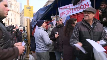 Bananas regaladas en protesta de agricultores argentinos