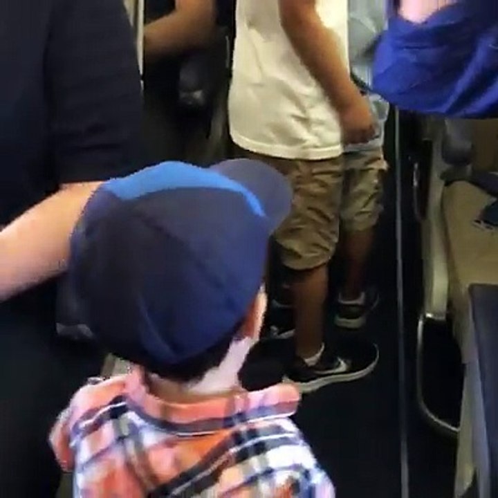 Niño conquista a pasajeros de avión