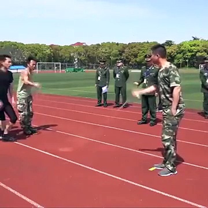 Asiáticos pulando corda