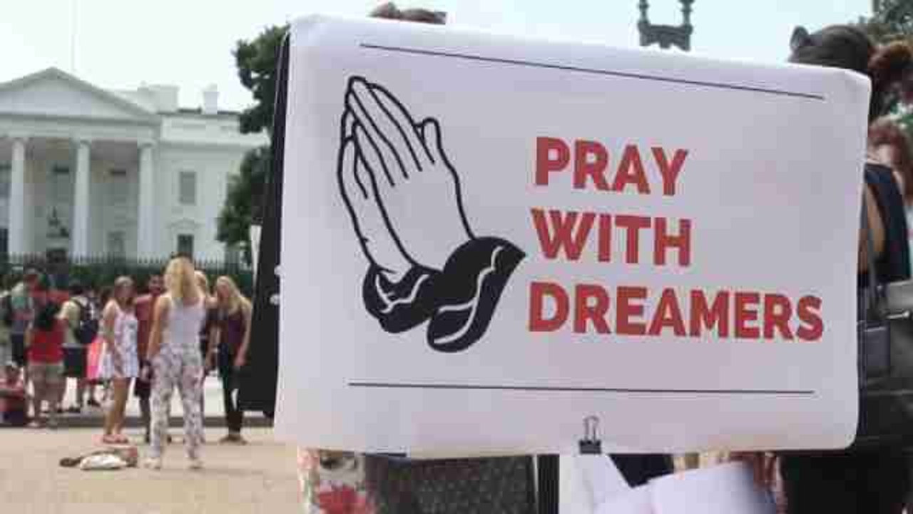 Activistas y religiosos protestan para que Trump mantenga la protección a jóvenes indocumentados