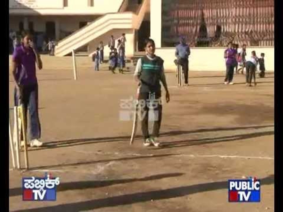 WOMENS CRICKETIN MES COLLEGE CHIKMAGALURU