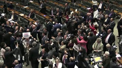 Câmara arquiva denúncia contra Temer com 263 votos