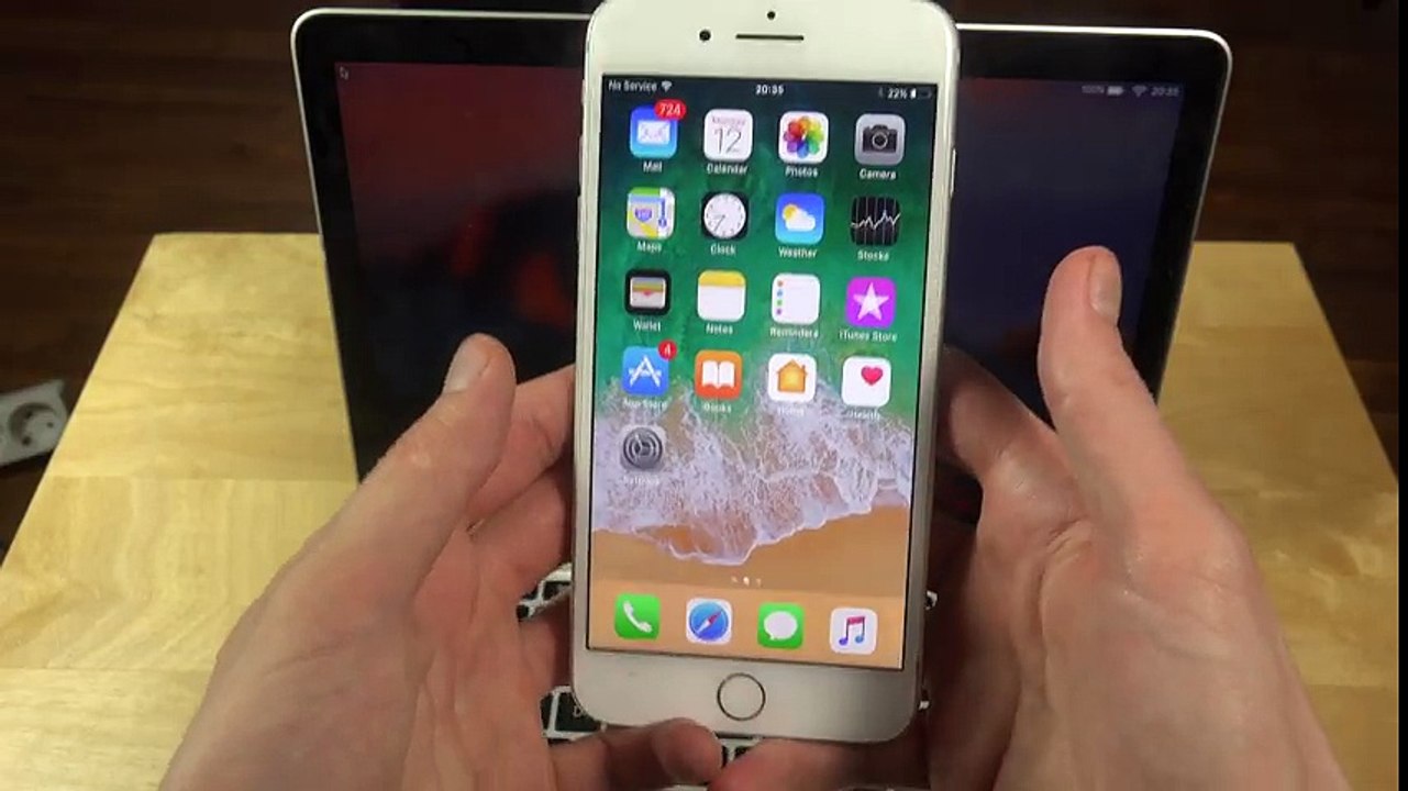 iPhone 7 Plus iOS 11 Beta vs. MacBook Pro - Which Is Faster