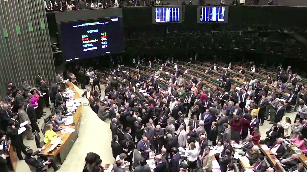 Governistas comemoram, opositores não desistem