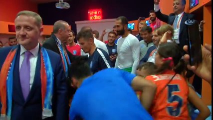 Cumhurbaşkanı Erdoğan Başakşehir Soyunma Odasında Oyuncaları Ziyaret Etti