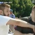 Un journaliste russe se prend un coup de poing en plein direct