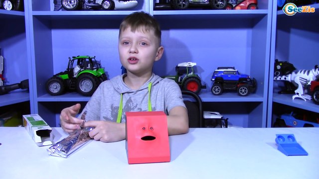 РЕЖЕМ ИГРУШКИ Что внутри живой копилки? Видео для детей