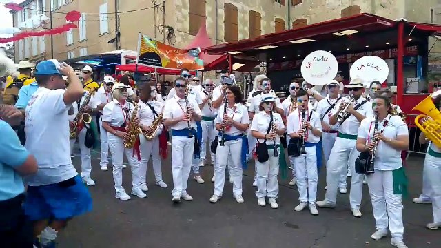 Une fanfare joue la musique du film Les gendarmes de Saint-Tropez devant des gendarmes du Gers
