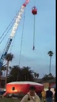 Suspendu par les pieds après un saut à l'élastique défectueux dans ce parc d'attractions !