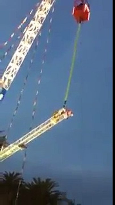Sauvetage d'un homme pendu par les pieds dans un parc d'attractions !