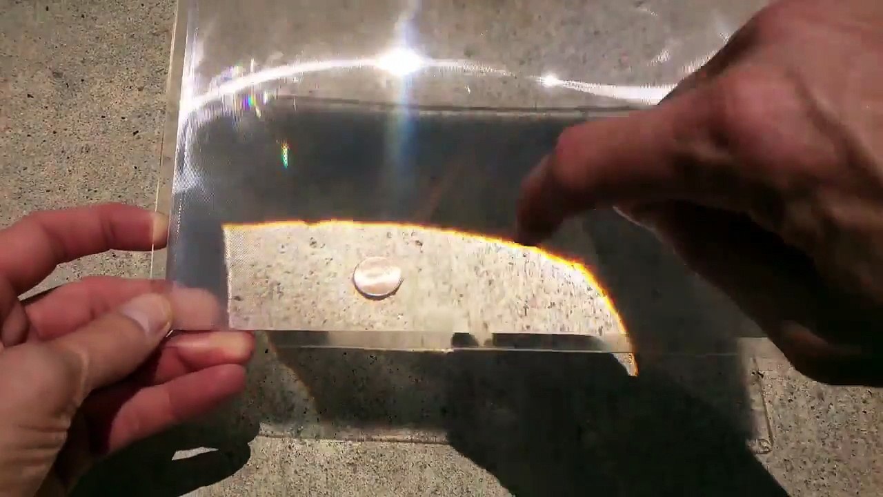 Il fait fondre une pièce de monnaie avec la lumière du soleil et une loupe !