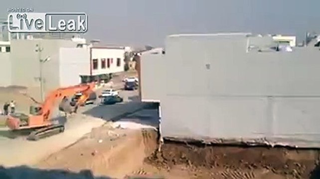 Cette grue a creusé trop en dessous de l'immeuble.. qui s'effondre !!
