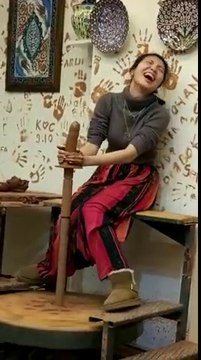 Cette touriste s'entraîne à la poterie... Jolie forme LOL