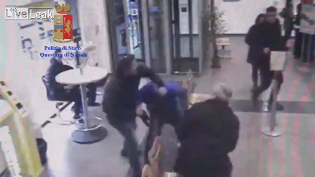 Il stoppe une attaque armée d'un bureau de poste Italien à mains nues à Naples !