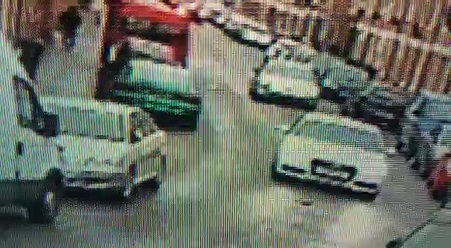 Les passagers d'une voiture prennent la fuite après un accident