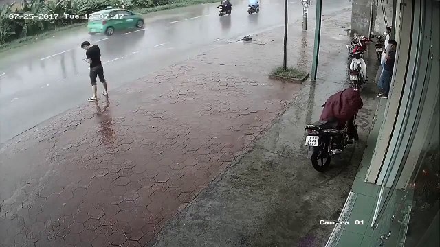 Un homme fait pipi au milieu de la route (Vietnam)