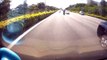 Une moto percute violemment une voiture à l’arrêt