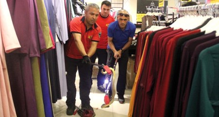 Mağazaya Gelen Elbise Kolisinden Yılan Çıktı
