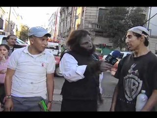 Mónico Chimpansón trabaja de limpia parabrisas