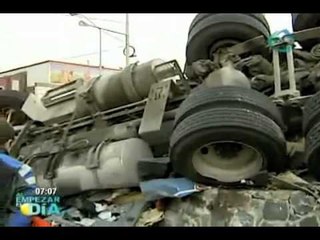 Fallece chofer de tráiler tras volcadura en Insurgentes Sur