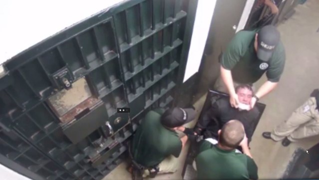 Etats-Unis : Un prisonnier ligoté se fait taser plusieurs fois par trois agents, les images chocs