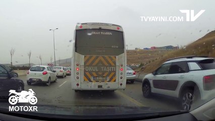 Kadın Sürücüyü Sıkıştırp Kaza Yaptıran Okul Taşıtı