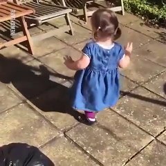 Kendi Gölgesini Fark Eden Ufaklığın Kafasının Karıştığı Anlar