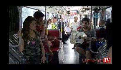 Metrobüste sürpriz evlenme teklifi