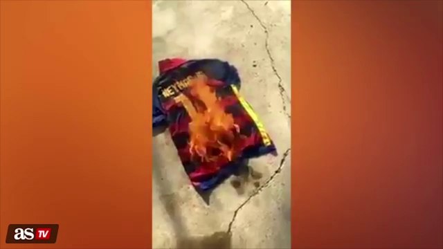 Les socios du Barça brûlent le maillot de Neymar
