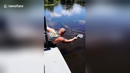Fearless tour guide kisses wild alligator
