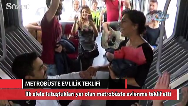 Metrobüste sürpriz evlenme teklifi