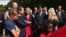 Emmanuel Macron à la rencontre d'enfants sur une base de loisirs
