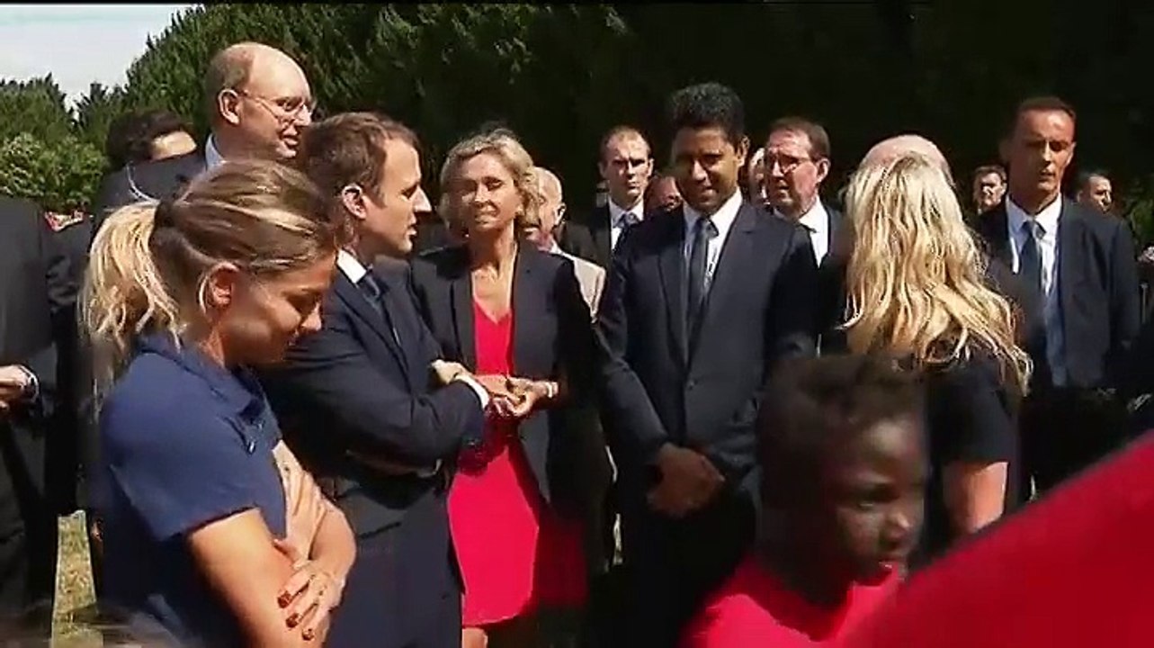 Emmanuel Macron à la rencontre d'enfants sur un...