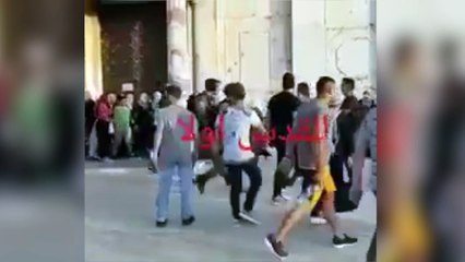 Palestino golpea por detrás a soldado israelí y se va