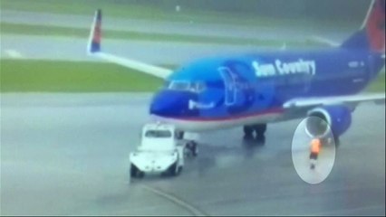 Lightning strikes plane wing and electrocutes man