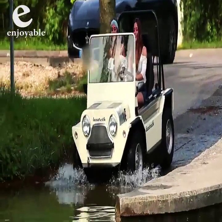 سياره تسير في البحر