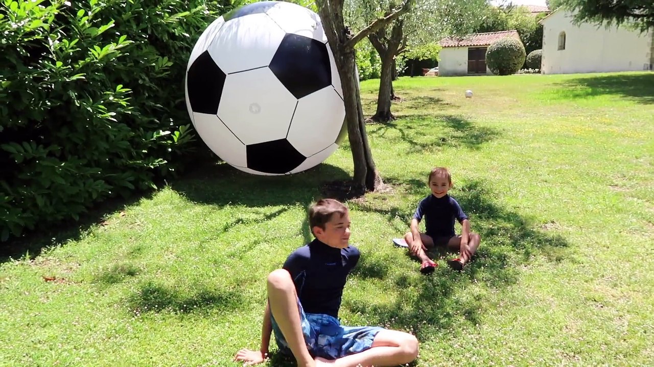 LE PLUS GROS BALLON DE FOOT DU MONDE DANS LA PISCINE ⚽️