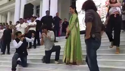 Shah Rukh Khan Learn bhojpuri song From Manoj Tiwari for Anushka Sharma