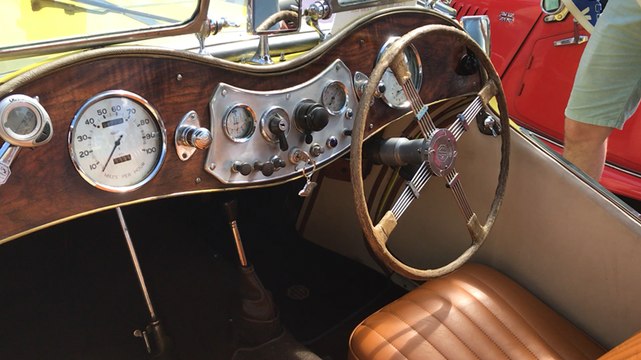 Exposition de voitures de collection pour la Journée de l'élégance