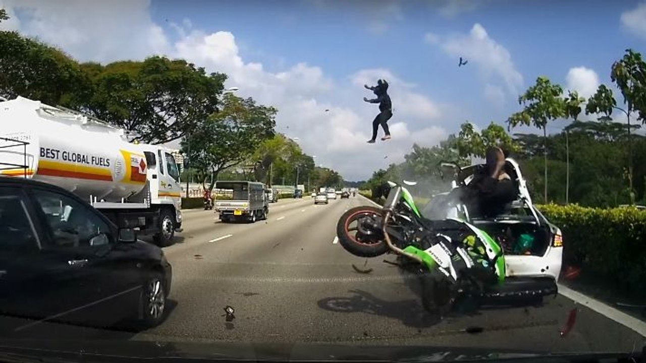 Deux hommes sur une moto percutent une voiture