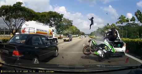 Pendura levanta voo após embate em carro estacionado na estrada