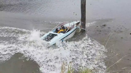 Crash- Un homme écrase un bateau à grande vitesse !!