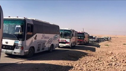 مقاتلون ولاجئون تم اجلاؤهم من لبنان في مناطق المعارضة في سوريا